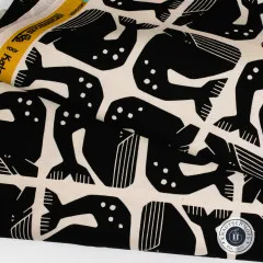Detailaufnahme der gefalteten Webkante mit den farbigen Kollektions- und Designerlabels.