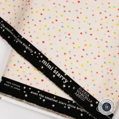 Webkante des Stoffes Mini Starry mit Designer-Angabe Alexia Marcelle Abegg und 100% Cotton