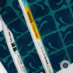 Webkante mit Angaben zu Design "Grumpy Whale", Kollektion "By The Seaside II" und Designerin Loes van Oosten für Cotton + Steel.