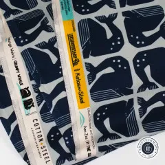 Nahaufnahme der bedruckten Webkante mit Angaben zu Designerin, Kollektion und Motiv Grumpy Whale.