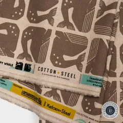 Nahaufnahme der bedruckten Webkante mit Angaben zu Designerin, Kollektion und Motiv Grumpy Whale.