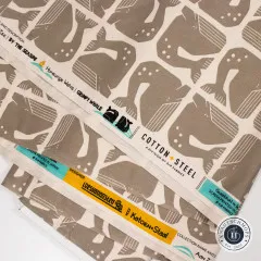 Nahaufnahme der bedruckten Webkante mit Angaben zu Designerin, Kollektion und Motiv Grumpy Whale.