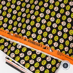 Stoffdetail mit oranger Webkante, Schriftzug „Freaky Familiars“ und Designername Alexia Marcelle Abegg