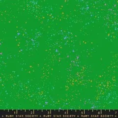 Webkante des Speckled-Stoffs in Verdant mit aufgedrucktem Schriftzug "Ruby Star Society" und Zoll-Maßband.