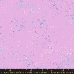 Webkante des Speckled-Stoffs in Macaron mit aufgedrucktem Schriftzug "Ruby Star Society" und Zoll-Maßband.