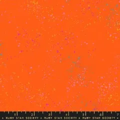 Webkante des Speckled-Stoffs in Goldfish mit aufgedrucktem Schriftzug "Ruby Star Society" und Zoll-Maßband.