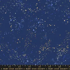Webkante des Speckled-Stoffs in Navy mit aufgedrucktem Schriftzug "Ruby Star Society" und Zoll-Maßband.