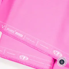 Webkante des Stoffes mit Aufdruck Pure Solids, AGF Studio und PE-535 Rock Candy auf pinkem Grund