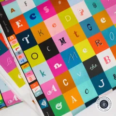 Stoffkante mit Schriftzug „Collect them all" neben dem bunten Buchstaben-Karomuster.
