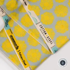 Webkante mit Angaben zur Farbvariante "Sky Blue", Design "Sunshine" und Kollektion "By The Seaside II".