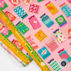 Webkante mit Schriftzug „Trinketry" und Designer-Signatur Melody Miller.