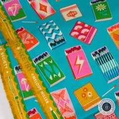 Webkante mit Schriftzug „Trinketry" und Designer-Signatur Melody Miller.