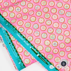 Webkante mit Schriftzug „Trinketry" und Designer-Signatur Melody Miller.