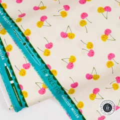 Webkante mit Schriftzug „Trinketry" und Designer-Signatur Melody Miller.