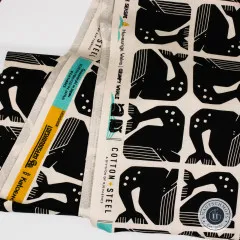 Webkante des Stoffs mit Kollektionsnamen „Grumpy Whale“, Designerangabe Loes van Oosten und Druckhinweis „Screen printed in Japan“.