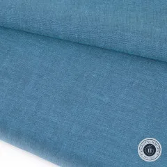 Nahaufnahme der feinen Chambray-Webstruktur des Baumwollstoffs