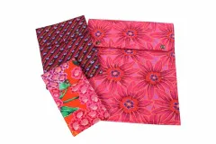 Weitere Farbvarianten mit Streifen- und Blumenmuster in Rot- und Pinktönen.