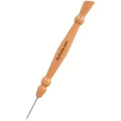 Das Stiletto and Pressing Tool in voller Länge freigestellt, mit Prägeschriftzug auf dem Holzgriff.