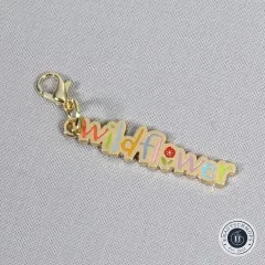 Nahaufnahme des Anhängers mit dem Schriftzug 'Wildflower'.
