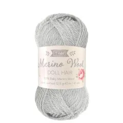 Knäuel Tilda Merino Wool Doll Hair in Grau mit Banderole, aufrecht fotografiert