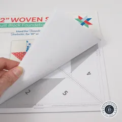 Aufgeschlagene Foundation-Paper-Piecing-Vorlage mit nummerierten Nählinien und Schnittkanten