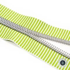 Nahaufnahme der geöffneten Zahnreihe des Reißverschlussbands Lime Stripe mit silbern glänzenden Zähnen in Nickel-Finish.