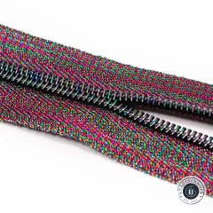 Nahaufnahme der geöffneten Zahnreihe des Reißverschlussbands Rainbow Iridescent mit irisierend schimmernden Zähnen in Regenbogenfarben.