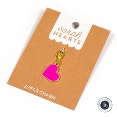 Sarah Hearts Zipper Charm „Pink Heart“ in Neonpink mit goldenem Karabiner auf der Verpackungskarte.