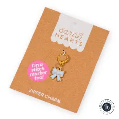 Sarah Hearts Zipper Charm „Blue Bow“, zugleich Maschenmarkierer, auf der Original-Verpackungskarte.