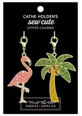 Zwei glitzernde Emaille-Anhänger von Cathe Holden: ein Flamingo mit Strasssteinen und eine Palme mit Kokosnüssen, auf Verpackungskarte.