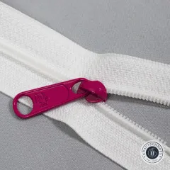 Nahaufnahme des geöffneten Reißverschlusses mit pinkem Zipper-Anhänger
