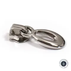 Makroaufnahme eines einzelnen tropfenförmigen Nickel-Läufers mit Blick auf Schieber und Öse.