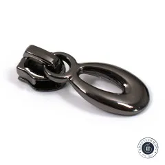 Makroaufnahme eines einzelnen tropfenförmigen Gunmetal-Läufers mit Blick auf Schieber und Öse.