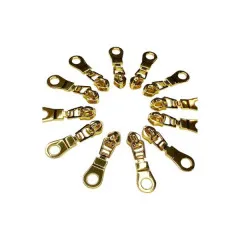Zwölf goldfarbene Zipper-Pulls kreisförmig angeordnet, freigestellt auf weißem Hintergrund.