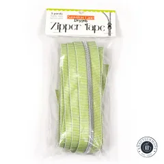 Vorderansicht der Verpackung des 3-Yards-Reißverschlussbands Lime Stripe von Sassafras Lane Designs.