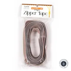Vorderansicht der Verpackung des 3-Yards-Reißverschlussbands Earth Stripe von Sassafras Lane Designs.