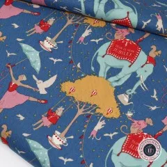 Diagonale Nahaufnahme mit Elefant, Schaukel-Mädchen und Bäumen mit Lampions