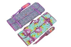 Zwei zusammengerollte Ruler-Wrap-Organizer in unterschiedlichen Stoffmustern, freigestellt fotografiert.