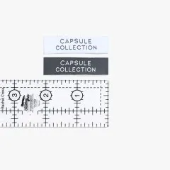 Labels 'Capsule Collection' in Weiß und Schwarz mit Lineal zum Größenvergleich.