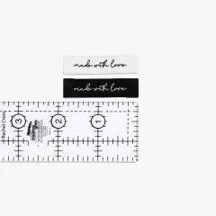 Labels 'Made with Love' in Schwarz und Creme mit Lineal zum Größenvergleich.